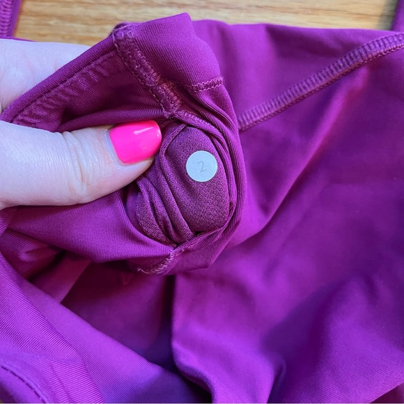 Lululemon fuchsia crop leggings size 2 - Picture 5 of 5